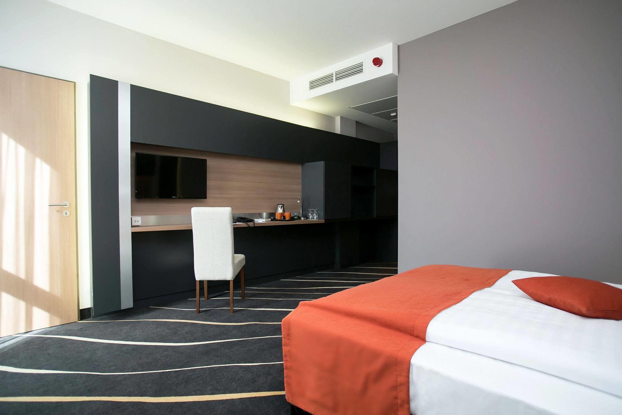 Best Western Plus Lakeside Hotel Alba Regalǎ Exterior foto